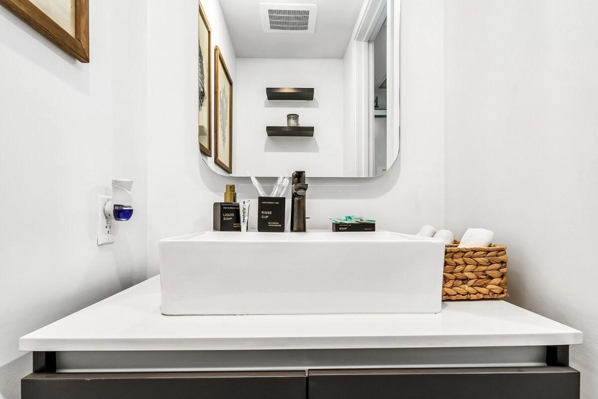Stylish Tropical Chic 2-bedroom In Downtown *