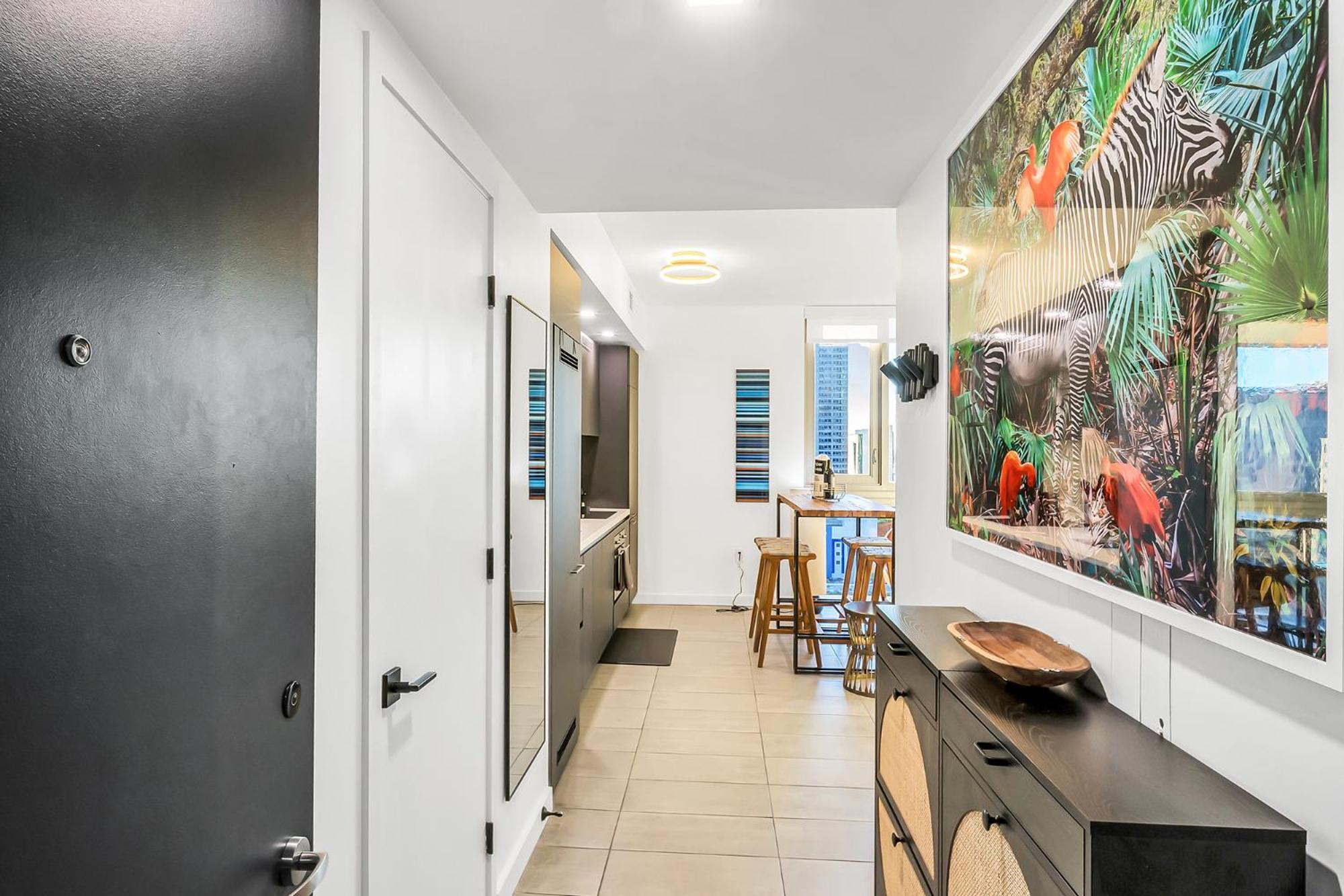 Stylish Tropical Chic 2-bedroom In Downtown *