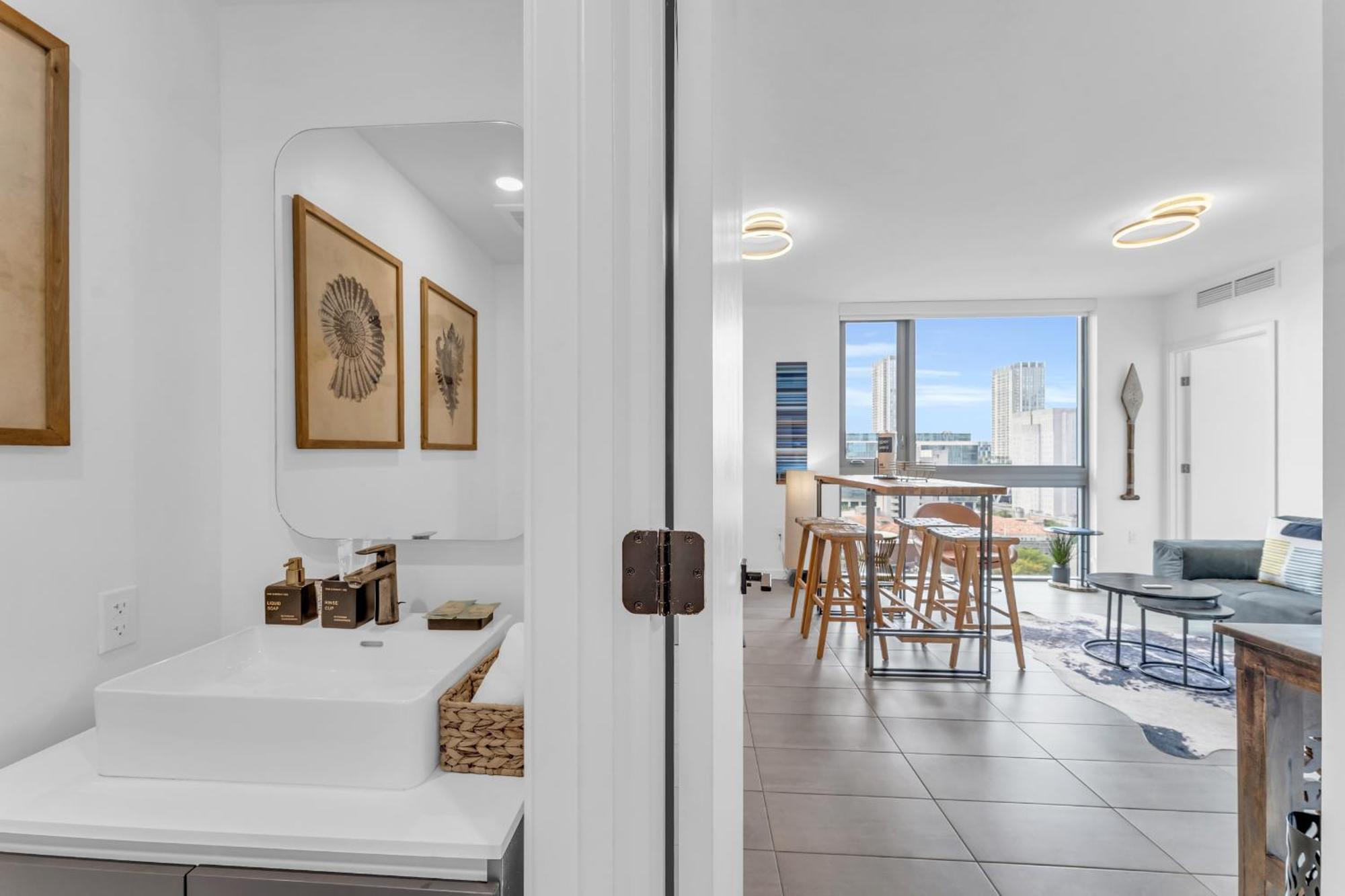 Apartment Stylish Tropical Chic 2-bedroom In Downtown Miami