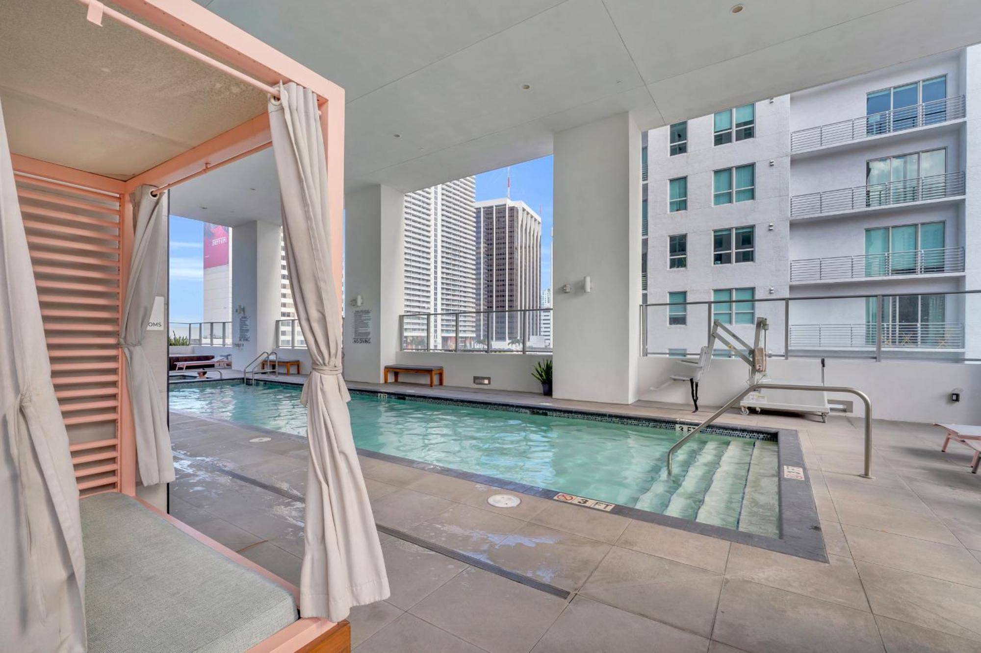 Stylish Tropical Chic 2-bedroom In Downtown Apartment