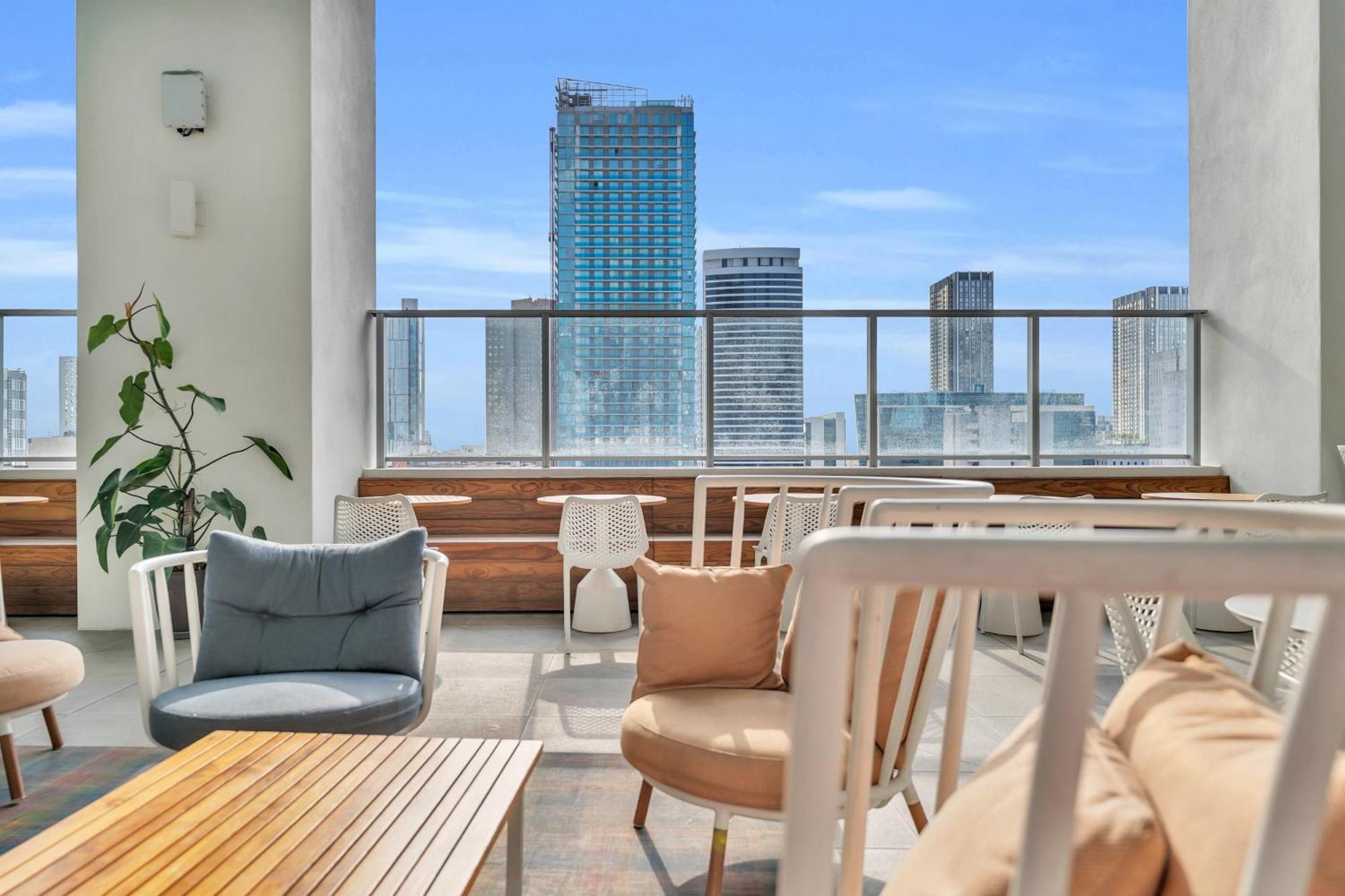 Stylish Tropical Chic 2-bedroom In Downtown Apartment