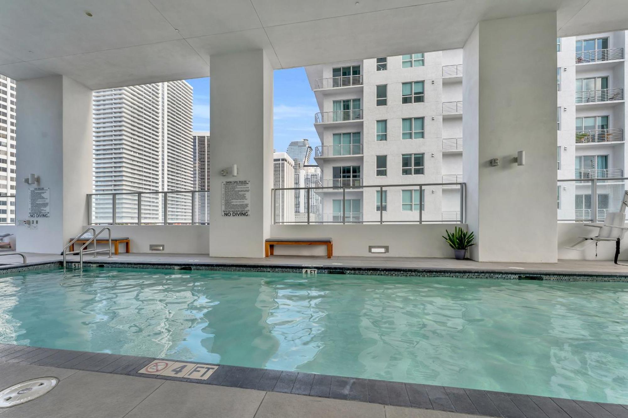 Stylish Tropical Chic 2-bedroom In Downtown *