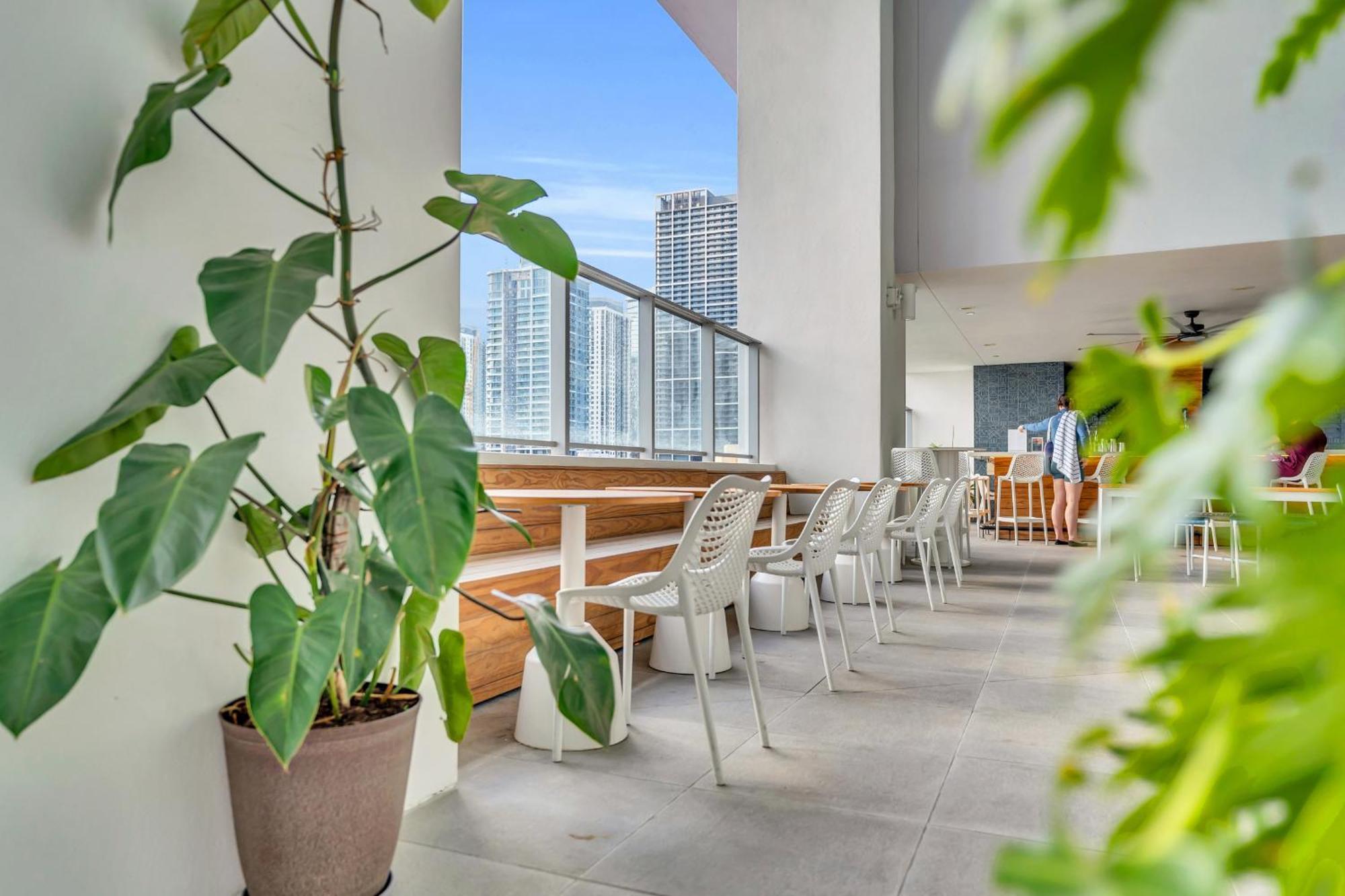 Stylish Tropical Chic 2-bedroom In Downtown Miami