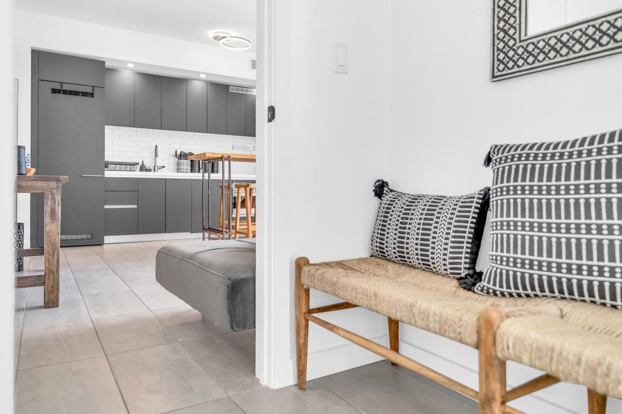 Stylish Tropical Chic 2-bedroom In Downtown Apartment