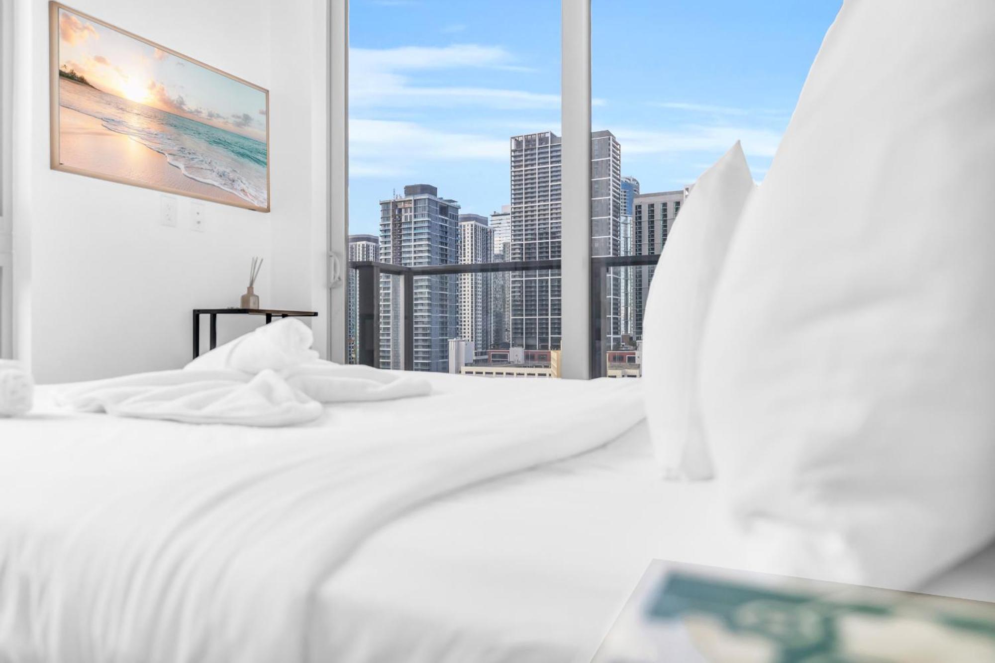 Stylish Tropical Chic 2-bedroom In Downtown *