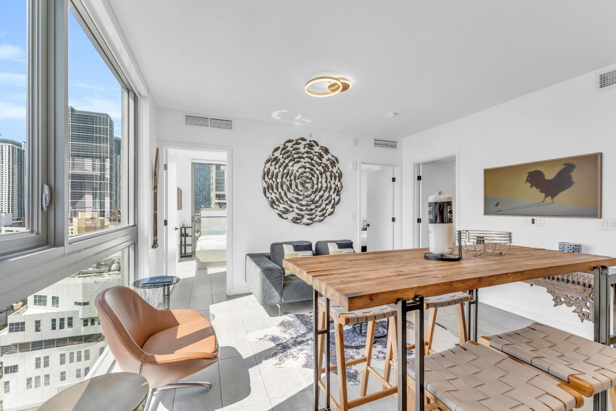 Stylish Tropical Chic 2-bedroom In Downtown Apartment *
